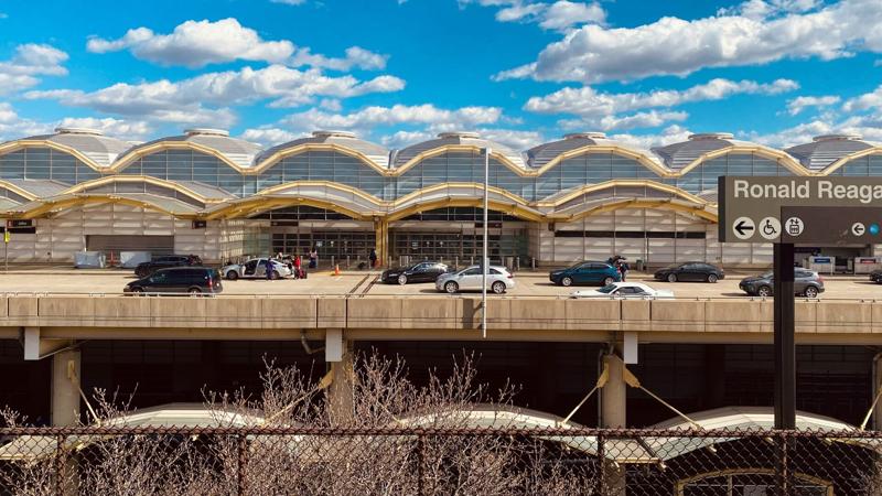 Lawmakers quick to politicize Reagan airport plane clipping incident