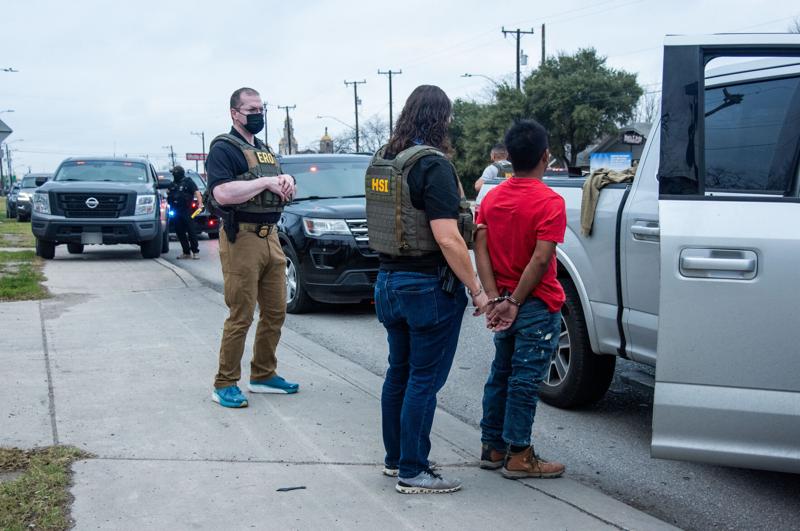 U.S. attorneys in border states charge 1,220 with immigration crimes in a week