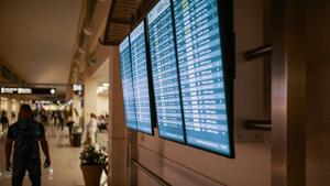 Burbank airport without air traffic controllers Monday night